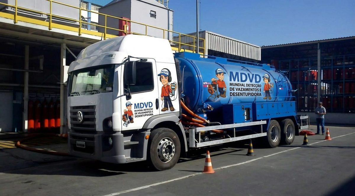 Caminhão de hidrojateamento e equipe MDVD Desentupidora em Palmas TO