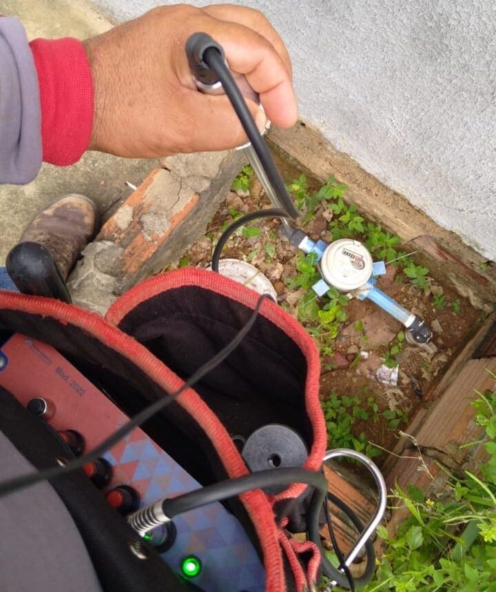 Equipe MDVD operando equipamento em residência em Palmas